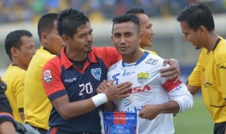 Kapten tim PBR Bambang Pamungkas dan tim Persib Bandung Firman Utina.