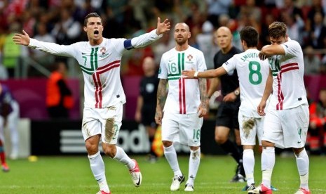 Kapten tim Portugal, Cristiano Ronaldo meluapkan kegembiraan usai menjebol gawang Republik Cheska dalam babak perempat final Piala Eropa 2012, Jumat (22/6) WIB dinihari. 