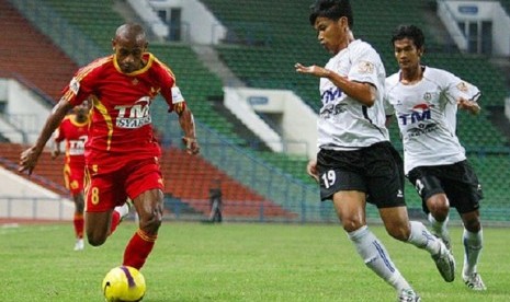 Kapten Tim Semen Padang, Elie Aiboy (kiri) sedang menggiring bola.