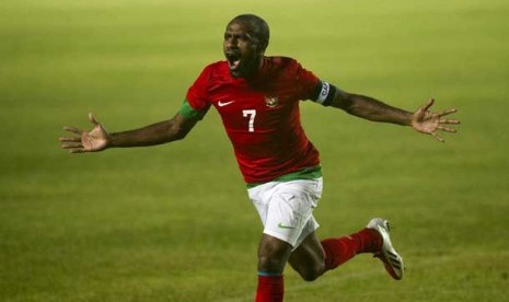  Kapten tim sepak bola nasional Indonesia, Boas Salossa, melakukan selebrasi seusai melesakkan gol ke gawang Arab Saudi di Stadion Gelora Bung Karno, Jakarta, Sabtu (23/3).