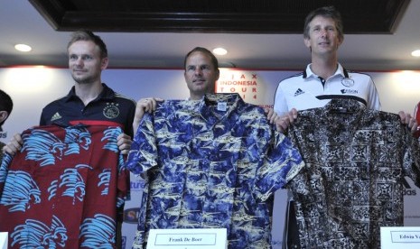 Kapten tim sepakbola Ajax Amsterdam Siem de Jong (kiri), pelatih Ajax Amsterdam Frank de Boer (tengah) dan Direktur Olahraga Ajax Amsterdam Edwin van der Sar (kanan) menunjukkan baju batik seusai menghadiri konferensi pers jelang Ajax Indonesia Tour 2014 d