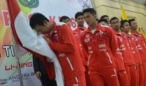 Kapten tim Thomas Indonesia Hendra Setiawan mencium bendera merah putih saat pelepasan Tim Thomas dan Uber 2016 di Pelatnas PBSI, Cipayung, Jakarta, Senin (9/5).