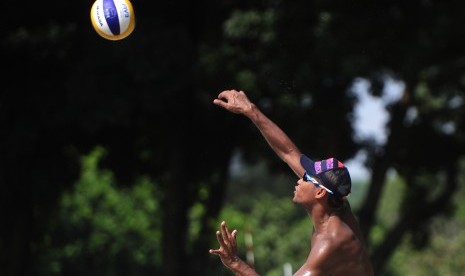 Kapten tim Voli Pantai Indonesia  Ade Chandra Rachmawan melakukan servis  ketika berlatih pada pelatnas di Lapangan  Voli Pantai Kawasan Gtadion Utama Gelora  Bung Karno, Senayan, Jakarta, Senin (15/2)