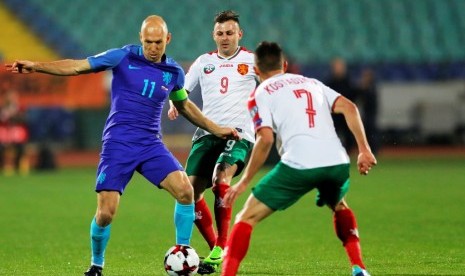 Kapten timnas Belanda Arjen Robben (kiri) saat menghadapi Bulgaria dalam laga kualifikasi iala Dunia 2018. Belanda kalah 0-2, Ahad (26/3).