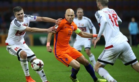 Kapten timnas Belanda, Arjen Robben (tengah).