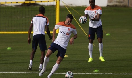 Kapten Timnas Belanda, Robin van Persie (tengah), melakukan latihan menggiring bola saat latihan bersaman rekan setimnya di Rio de Janeiro, Brasil, Jumat (6/6). 