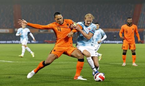 Kapten timnas Belanda Virgil Van Dijk (kiri) menghalangi lawannya saat Belanda Vs Norwegia di Rotterdam, Rabu (17/11).