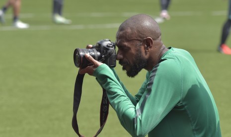 Kapten timnas Indonesia Boaz Solossa memotret rekannya di sela-sela mengikuti latihan di stadion Rizal Memorial, Manila, Filipina, Rabu (23/11). Timnas Indonesia berlatih melakukan pentrasi serangan dan penyelesaian akhir jelang pertandingan melawan Singap