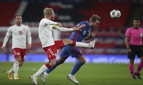 Kapten timnas Inggris Harry Kane (kanan) berduel dengan kapten Denmark Simon Kjaer pada laga lanjutan Liga Bangsa-Bangsa, di Stadion Wembley, Kamis (15/10).