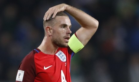 Kapten timnas Inggris Jordan Henderson pada laga kualifikasi Piala Dunia 2018 lawan Slovenia, Rabu (12/10) dini hari WIB.