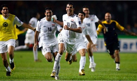 Kapten timnas Irak, Younes Mahmoud, melakukan selebrasi usai menjebol gawang Arab Saudi di final Piala Asia 2007 di Stadion Utama Gelora Bung Karno, Senayan, Jakarta. 