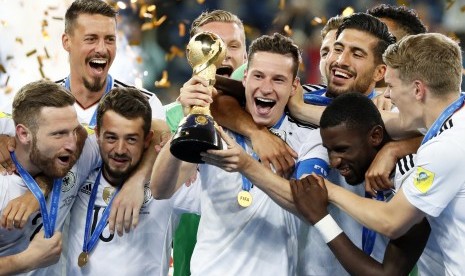 Kapten timnas Jerman, Julian Draxler (tengah) mengangkat trofi Piala Konfederasi 2017 bersama rekan setimnya. Jerman mengalahkan Cile pada laga final di Moskow, Senin (3/7) dini hari WIB.