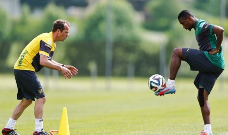 Kapten Timnas Kamerun, Samuel Eto'o (kanan), menendang bola dalam sesi latihan di Walchsee, Austria, pada 23 Mei lalu.