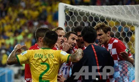 Kapten timnas Kroasia Darijo Srna (tengah) bersama rekan satu timnya memprotes putusan wasit asal Jepang Yuichi Nishimura (2 kanan) yang memberikan hadiah pinalti kepada Brasil dalam pertandingan Grup A antara Brasil melawan Kroasia yang berakhir 3-1 bagi 