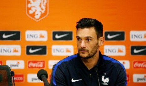 Kapten timnas Prancis, Hugo Lloris pada konferensi pers jelang laga kualifikasi Piala Dunia lawa Belanda di Amsterdam, Senin (10/10). Lloris mengharapkan Paul Pogba kembali tampil cemerlang.