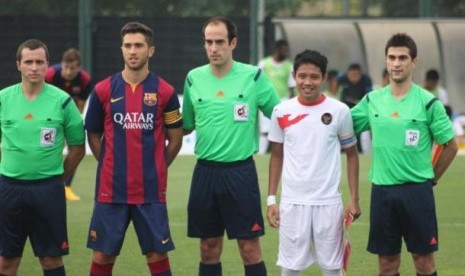 Kapten timnas U-19 Evan Dimas (kedua kanan) berfoto dengan wasit dan kapten Barcelona B sebelum laga uji coba, Rabu (24/9).