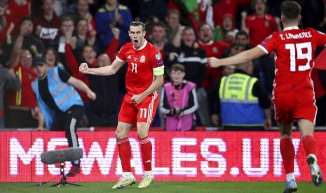 Kapten timnas Wales, Gareth Bale (kiri) merayakan gol ke gawang Azerbaijan pada laga kualifikasi Piala Eropa 2020, di Cardiff, Sabtu (7/9) dini hari WIB.