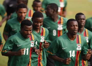 Kapten Timnas Zambia, Christopher Katongo (kiri), memimpin rekan setimnya dalam sesi latihan di Bata, Guinea Ekuatorial, Senin (6/2). 