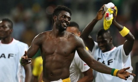 Kapten Togo Emmanuel Adebayor merayakan kelolosan timnya ke perempat final Piala Afrika setelah menahan imbang Tunisia 1-1 di Nelspruit, Kamis (31/1) dini hari.