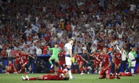 Kapten Tottenham Hotspur, Harry Kane (tengah) di antara pemain Liverpool yang merayakan kemenangan di final Liga Champions, Ahad (2/6).