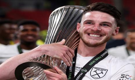 Kapten West Ham United Declan Rice mengangkat trofi UEFA Conference League.