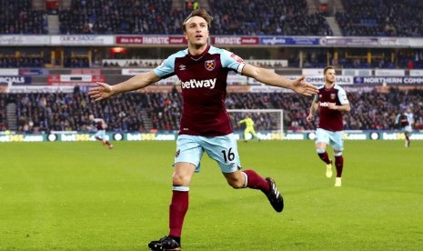 Kapten West Ham United, Mark Nobel merayakan gol ke gawang Huddersfiled pada laga Liga Primer di Stadion John Smith, Sabtu (13/1).