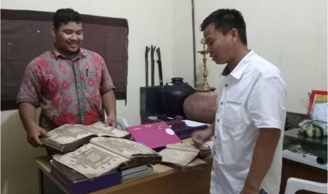 Kapuslitbang Lektur M Zain mengamati naskah masnuskrip keagamaan di Mapesa Banda Aceh.