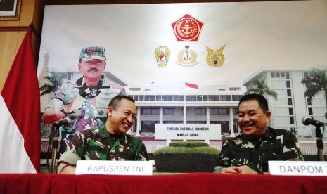 Kapuspen TNI Mayjen Sisriadi (kiri) bersama Danpom TNI Mayjen Dedy Iswanto memberikan keterangan pers di Balai Wartawan Mabes TNI Cilangkap Jakarta, Jumat (22/3/2019).