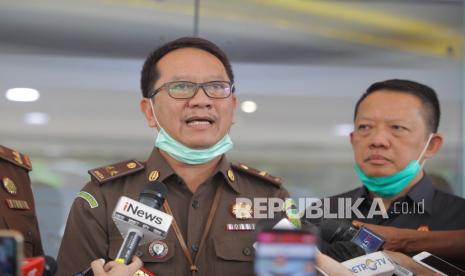 Kapuspenkum Kejagung Hari Setiyono (tengah) memberikan keterangan kepada wartawan terkait perkembangan kasus Djoko Tjandra di Gedung Bundar, Kejagung, Jakarta, Selasa (4/8/2020). Kejaksaan Agung (Kejagung) mendalami dugaan adanya pelanggaran pidana yang dilakukan Jaksa Pinangki Sirna Malasari terkait pertemuannya dengan Djoko Tjandra.