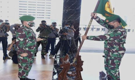 Kapusziad Mayjen Mayjen TNI M Munib meletakkan tunggul (bendera perang) Yonzikon 11 disaksikan Pangdam Jaya Mayjen TNI Dudung Abdurachman di Mabesad, Jumat (23/10).