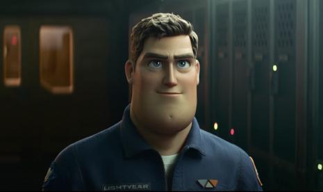 Karakter Buzz Lightyear di film Lightyear. Buzz dalam Lightyear bukanlah mainan, melainkan sebuah karakter utama dalam sebuah film.