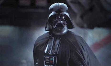 karakter Darth VAder dalam film Star Wars.