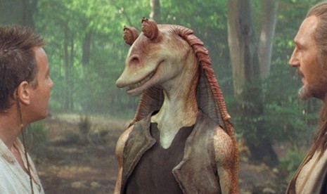 Karakter Jar Jar Binks (tengah)