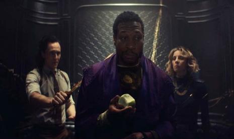 Karakter Kang the Conqueror yang diperankan oleh Jonathan Majors (tengah) dalam serial 