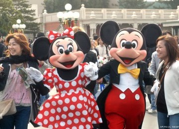 Karakter kartun Mickey dan Minnie Mouse di Disneyland Tokyo