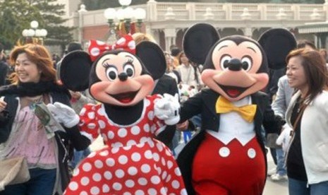 Karakter kartun Mickey dan Minnie Mouse di Disneyland Tokyo