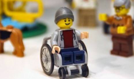 Karakter Lego yang menggunakan kursi roda ini ditampilkan dalam pameran mainan di London dan Nuremberg. 