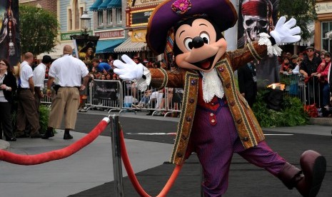 Karakter Mickey Mouse di Disneyland.