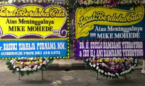 Karangan buka dari Ahok dan SBY di rumah Mike Mohede