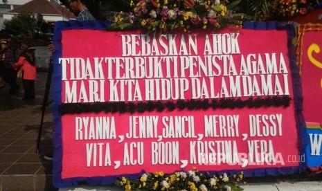 Karangan Bunga Bebaskan Ahok di Balai Kota, Rabu (3/5).