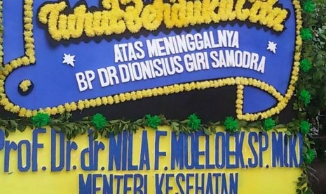 Karangan bunga dari Menteri Kesehatan Nila F Muluk di rumah duka dr Dionisius Gigi Samudra, di Perumahan Pamulang Indah, Tangerang Selatan, Jumat (13/11).