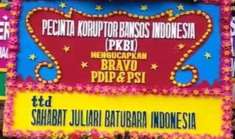 Karangan bunga dari Sahabat Juliari Batubara Indonesia di halaman gedung DPRD DKI Jakarta, Jalan Kebon Sirih, Jakarta Pusat, yang kini hilang.