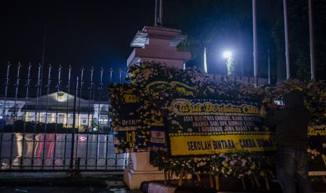 Karangan bunga dari warga sebagai tanda belasungkawa wafatnya Emmeril Khan Mumtadz disandarkan di pagar Gedung Negara Pakuan, Bandung, Jawa Barat, Sabtu (4/6/2022). Putra Gubernur Jawa Barat Ridwan Kamil tersebut dinyatakan meninggal dunia usai hilang terbawa arus Sungai Aare di Swiss.