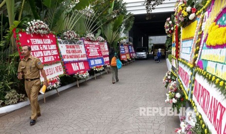 Karangan bunga di Balai Kota DKI Jakarta, Senin (9/10).