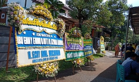 Karangan bunga di sekitar kediaman almarhumah Enny Retno, korban angin puting beliung di Bogor, Jumat (7/12)