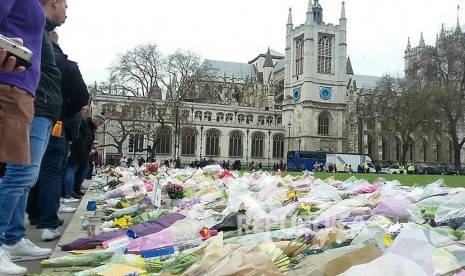 Karangan bunga masih berjajar rapi di tepi Parliament Square, London, Rabu (29/3) pagi. 