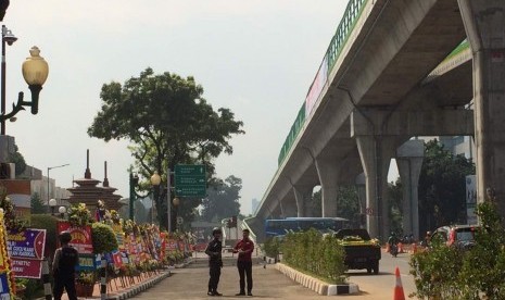 Karangan bunga memenuhi halaman depan Mabes Polri, Rabu (3/5).