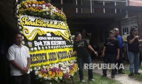 Karangan Bunga Presiden Joko Widodo menjadi objek foto di rumah duka vokalis Koes Plus Yon Koeswoyo di Jalan Salak Raya, Pamulang, Jumat (5/1). 