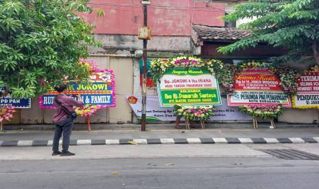 Karangan bunga sambung kepulangan Joko Widodo di Solo.