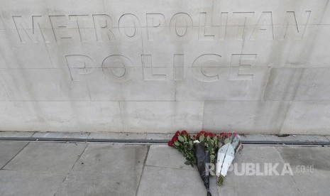 Karangan bunga sebagai tanda belasungkawa atas petugas polisi yang juga menjadi korban dalam penyerangan berlangsung di Jembatan Westminster, London.